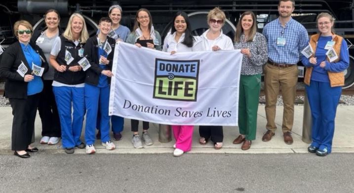Erlanger, Tennessee Donor Services, and LifeShare Carolinas raised the “Donate Life” flag at Erlanger Western Carolina, Bledsoe, East, North, and Baroness Hospitals and Sequatchie Valley Emergency Department to recognize and honor the 50 patients who gave the ultimate gift of life as organ donors in 2023.